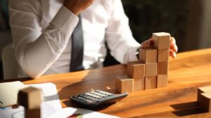 tail risk in options trading - chart showing a fat-tailed distribution - ultima markets