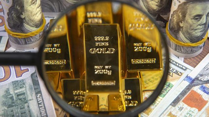 what makes gold go up in a crisis